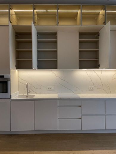 Kernsanierter Altbau mit Aufzug im 3. OG: 2 Zimmer, Designküche & Einbauschränke & Vorhänge nach Maß – Foto 8