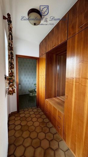 Großzügiges 1-FH + ELW, freistehend mit 2 Garagen, Kamin + Wintergarten – Garderobe EG