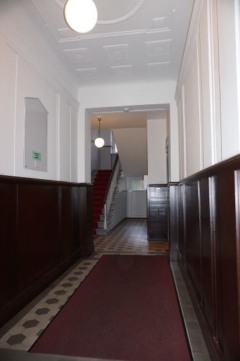 (provisions- u. bezugsfrei) Traumhafte, renovierte 4 Zimmer-Wohnung mit großer Dachterrasse – Hausflur