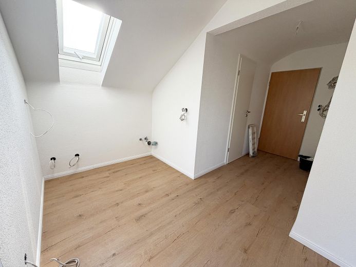 Piso de 2 habitaciones en ático, completamente renovado, con plaza de aparcamiento en Oberstenfeld – Küche