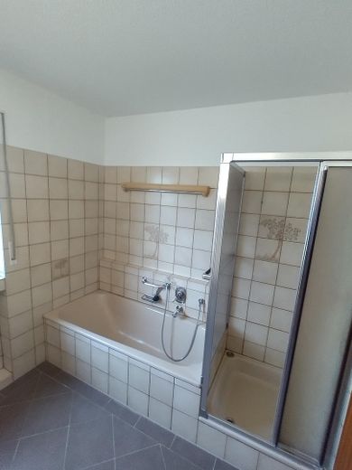 Bad Iburg, helle 3 Zimmerwohnung *PROVISIONSFREI* – Bad Blick Dusche und Wanne