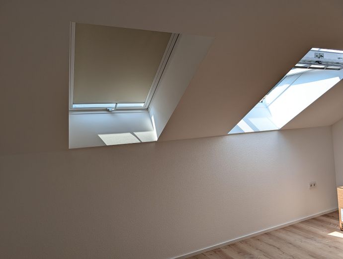 3-Zi.-DG-Wohnung mit Klima - Erstbezug nach Sanierung – Wohn- & Esszimmer