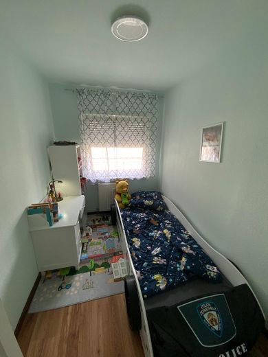 3-Zimmer-Wohnung mit Balkon in zentraler Lage – Kinderzimmer