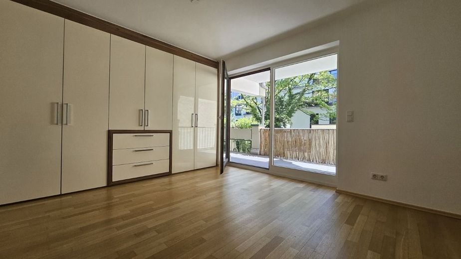 *** hell &amp; großzügig *** Lichtdurchflutete isarnahe Wohnung in der Au – Schlafzimmer mit Einbauschrank
