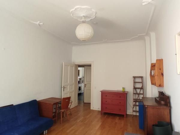 Wohnzimmer mit Balkon