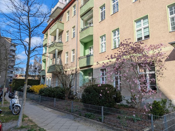 (provisions- u. bezugsfrei) Traumhafte, renovierte 4 Zimmer-Wohnung mit großer Dachterrasse – Hausansicht