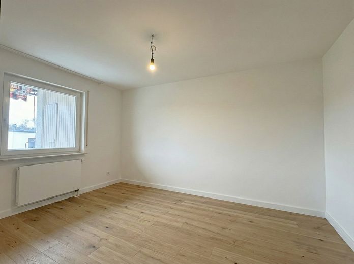 Frisch renoviert: Helle 3.5-Zi.-Wohnung mit Süd-Westbalkon & Garage – Provisionsfrei! – Zimmer