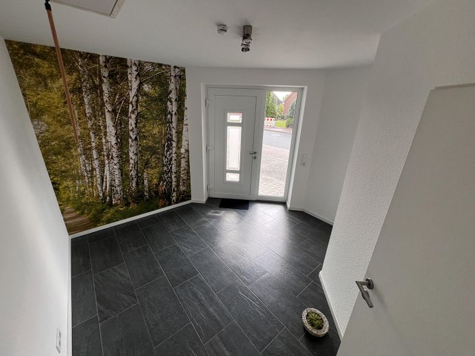 Casa unifamiliare a Schwabstedt, con impianto fotovoltaico, accumulo e solare termico – Eingangsbereich / Flur