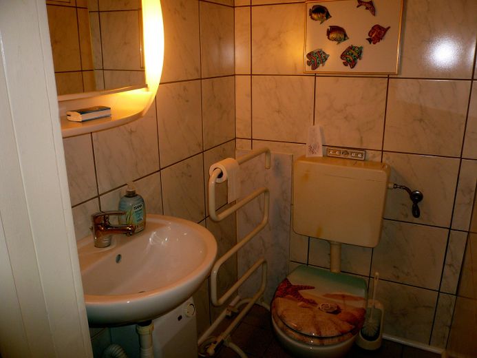 Idilliaca casa unifamiliare in stile bungalow con romantico giardino di rose – Foto 14