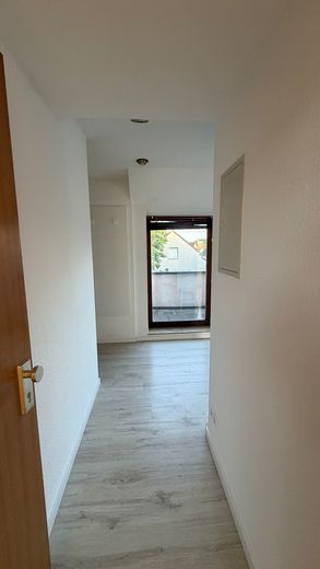 Schöne 3-Zimmer DG Wohnung mit modernisierter Küche und Balkon – Wohnungseingang