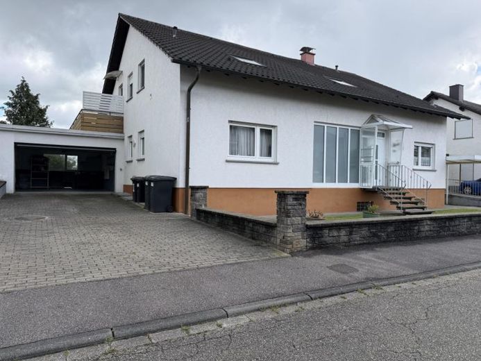 Anspruchsvolles Wohnen in Bestlage – Zweifamilienhaus mit Charakter und Raum für Visionen! – Foto 1