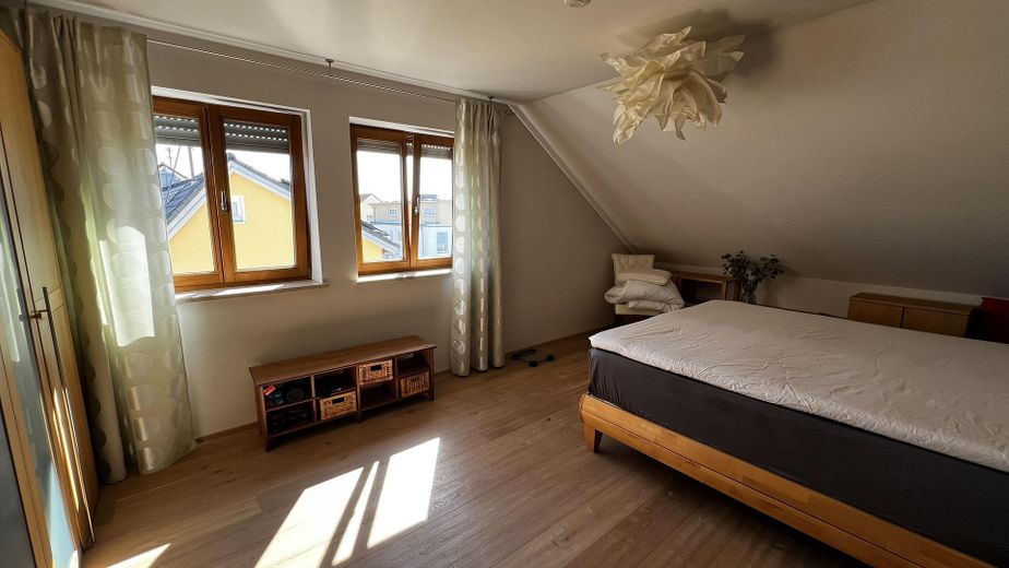 Außergewöhnliche Wohnung mit 187qm Grundfläche, Dachterrasse und Südbalkon – Schlafzimmer 1