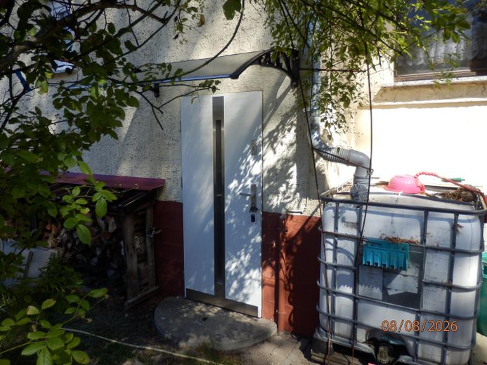 modernisierte Doppelhaushelfte mit zwei Wohnungen auf 403,50 qm Grundstück mit Garage – Kellerzugang