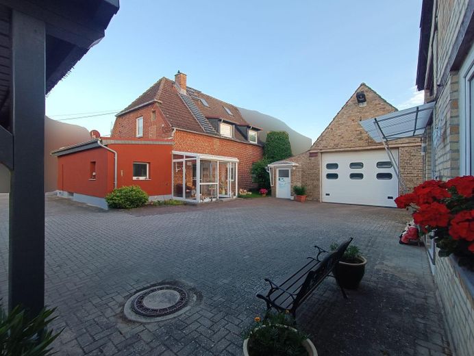 Viel Platz in Güstrow 190 m², großes Grundstück, Pool & Werkstatt – Hof aus Carport Perspektive
