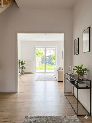 Exklusiv saniertes Gartenhaus ca. 150qm WFL, 3 Schlafzimmer, schöne Terrasse etc. – Foto 2