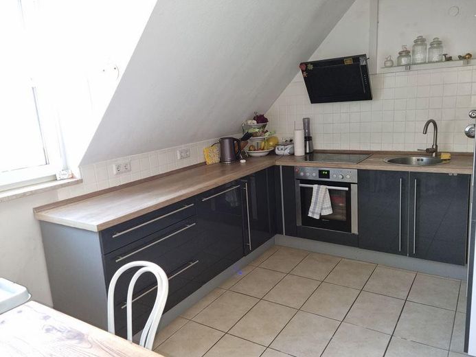 Світла 4-кімнатна мезонет-квартира у Фюрті, бл. 111 м² житлової та корисної площі, балкон, ліфт і підземний гараж, без комісії – Küche
