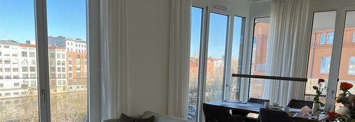 Appartement de 4 pièces avec vue directe sur la Spree et vue panoramique sur la ville – Blick in den Wohn- Essbereich