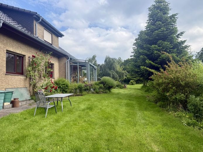 Naturnah leben &amp; Aussicht genießen - mit Garten und Doppelgarage in Exter – Garten ums Haus