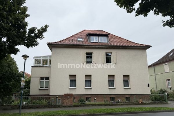 Casa de tres viviendas en Oschersleben - 9 habitaciones, 5,64% de rentabilidad, totalmente alquilada