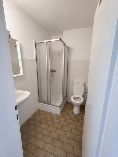 3 Zimmer DG Wohnung ohne Schrägen mit viel Stauraum und Stellplatz – Badezimmer