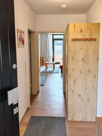 Möbliertes 1 Zimmer Wohnung mit Balkon, Stellplatz und Pauschalmiete – Eingangsbereich (Flur)