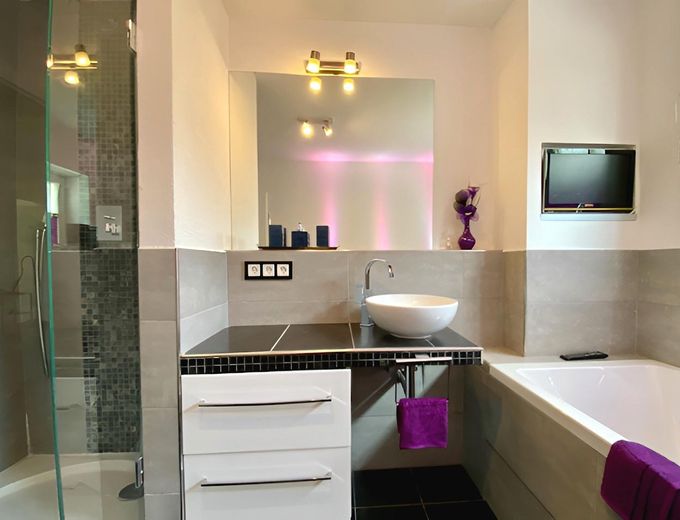 Top Möbliert / Fully furnished: Elegante 3-Zi-Gartenwohung, WLAN, Home Office, TG-Stellplatz – Foto 16