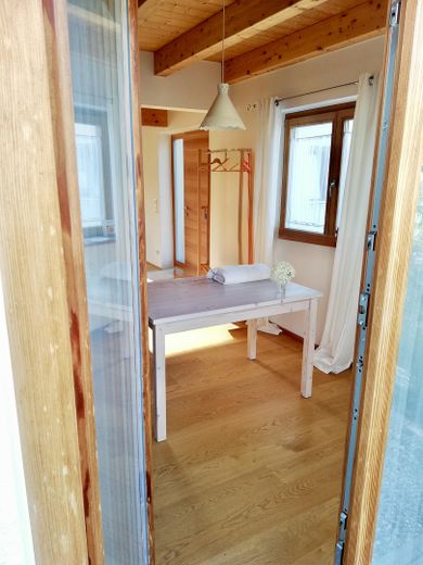 Lichtovergoten maisonette met eigen tuin & twee terrassen op rustige locatie, nabij het bos – Terrasseneintritt Küche