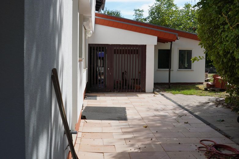 Villa en ubicación privilegiada de Wo-Herrnsheim con gran jardín A + – Terrasse West Richtung Garage