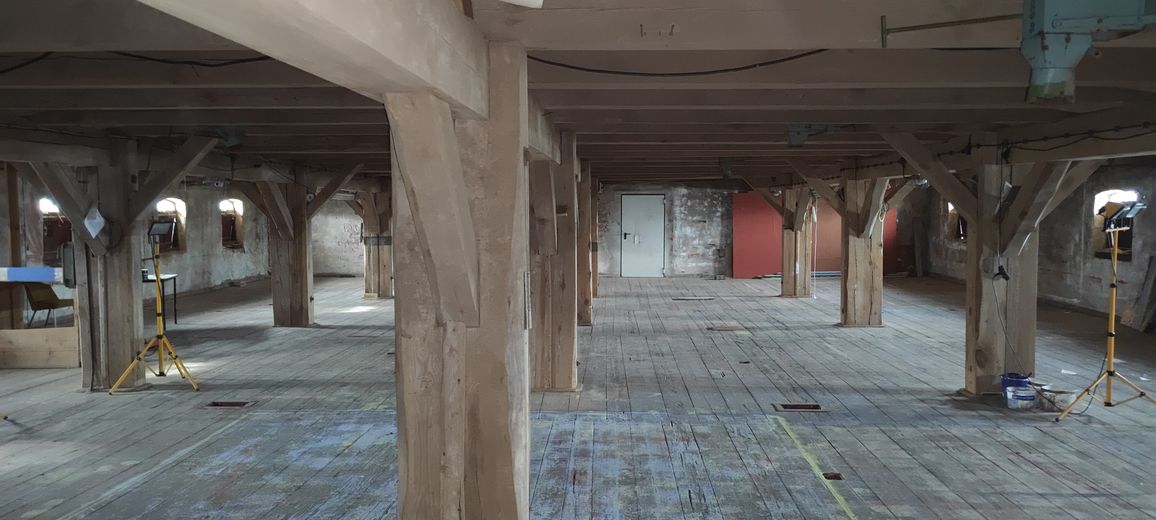 Atelier/Praxis/Gastro/Touristik/Büro/LOFT +++ in GUTSANLAGE (12 Geb. + 6 ha. Gr.) Nähe Müritz! – 2. Obergeschoß im Speicher