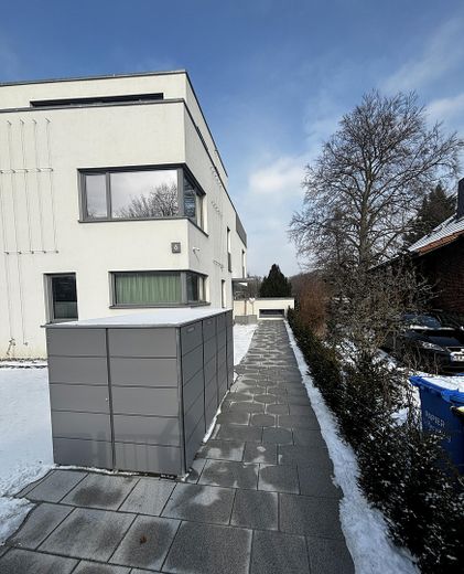 Eingangsweg mit Müllschrank