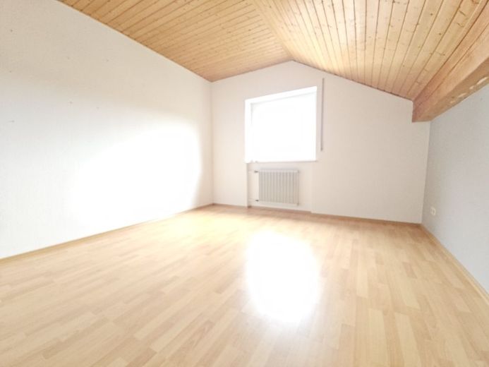 Tief durchatmen - Wohnen in der Ruhezone!
Große Eigentumswohnung im Lautertal zu verkaufen. – 5267 - Schlafzimmer