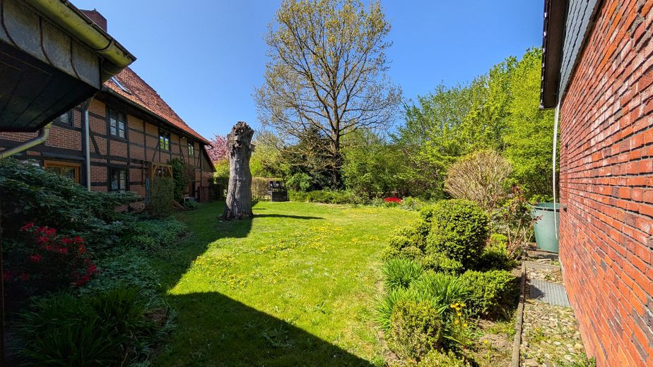 Jeden Tag wie im Urlaub: Wundervolles Landhaus mit Hallenbad, Naturbadeteich und Mieteinnahmen – Garten für Mieter