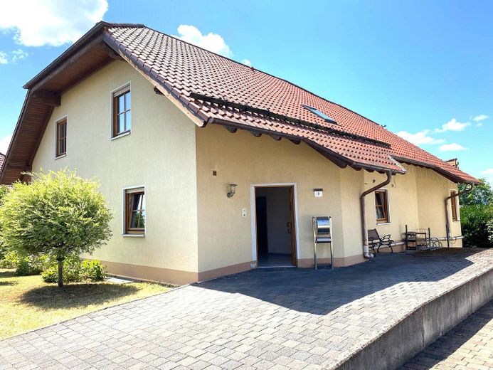 Freistehendes Einfamilienhaus mit Einliegerwohnung und Garage in ruhiger Lage (Sackgasse) von Brakel – Straßenansicht