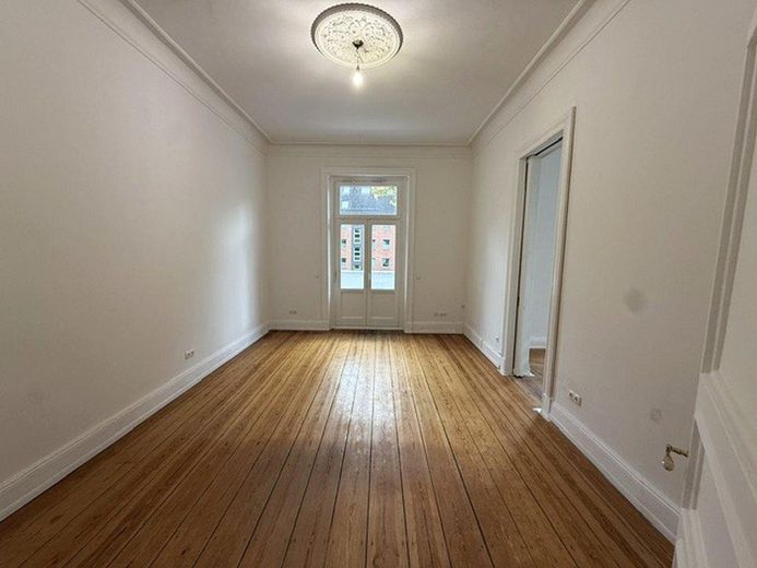 Stilvolle 2 Zimmer Altbauwohnung in der Belleetage in Hamburg-Harvestehude - – Blick in das Wohnzimmer