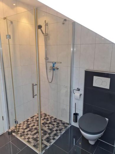 Neuwertige 2 Zimmer Granitboden Echtglasdusche Terrasse Ruhig – Echtglasdusche ebenerdig + WC
