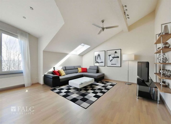 96 m² Wohnkomfort: Helle 4-Zimmer-Wohnung mit Balkon und Extras – Wohnzimmer - (KI generiert)