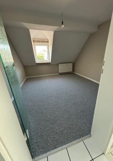 Ekskluzywne, jasne 2 1/2-pokojowe mieszkanie na poddaszu w centrum miasta Aschaffenburg z balkonem - blisko Menu – Schlafzimmer1