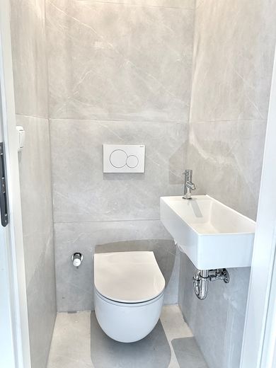 Modernized 5-room mid-terrace house in Bremen-Hastedt with garden, terrace & 2 bathrooms – Gästebad