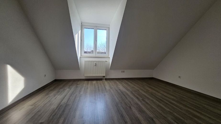 Helle 2-Zimmer-Dachgeschosswohnung mit Galerie und Balkon in ruhiger Lage in Hallbergmoos – Blick ins Arbeitszimmer