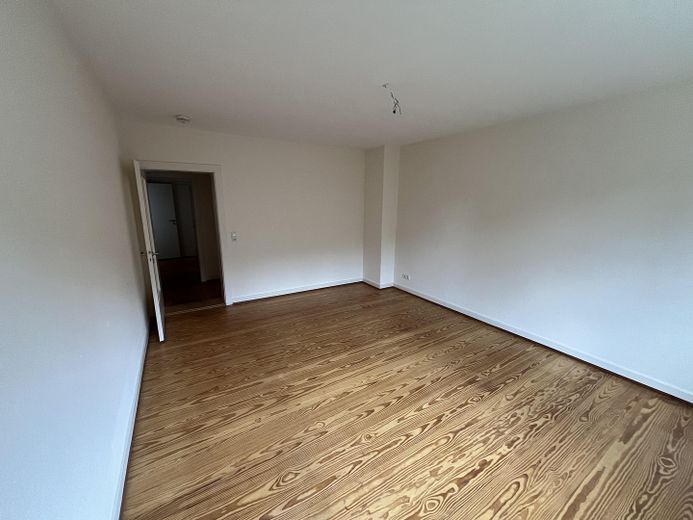 Appartement lumineux de 4 pièces avec balcon et cuisine équipée à louer immédiatement. – Wohnzimmer