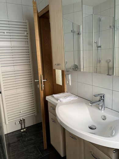 Badezimmer (Wanne + Dusche)