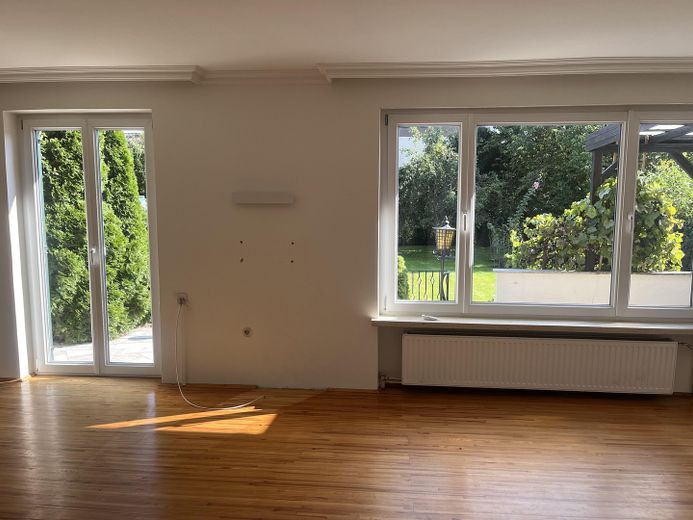 Zweifamilienhaus auf 819 qm Traumgrundstück – Blick aus dem Wohnzimmer EG