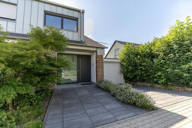Attraktive Maisonettewohnung mit Haus-im-Haus-Charakter, Dachloggia, Garage – Eingang