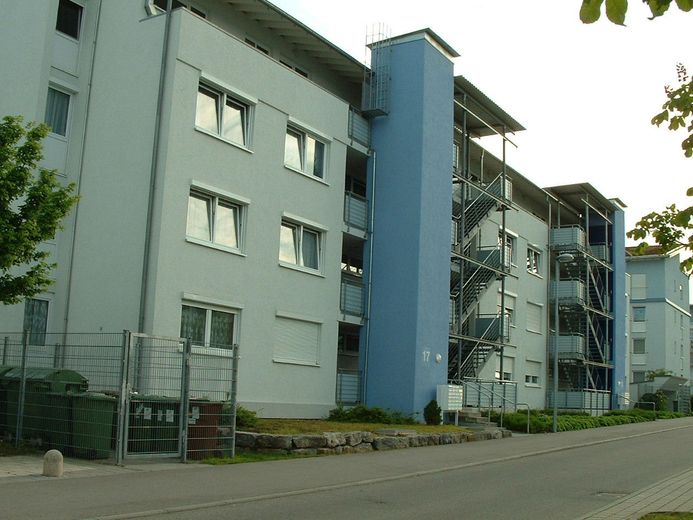 3,5 ZW, 81,4 m², großer Balkon, TG, Ludwigsburg-Ost, ruhige Lage, nahe Kaufland – Hauseingang