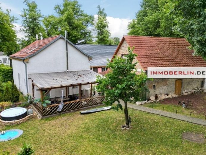 IMMOBERLIN.DE - Southwest-facing property with two houses & garages in a family-friendly location – Photo 1