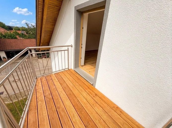 Renovierte 5-Zimmer-Dachgeschosswohnung mit Balkon, Garage und Effizienzklasse A+ – provisionsfrei – Balkon mit Lärchendeck