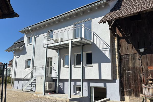Appartement exceptionnel de 2 pièces « duplex/sous-sol » dans une maison KfW 55 fraîchement rénovée