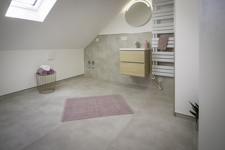 *Provisionsfrei**Neuwertig**Balkon**Klimaanlage**Dachgeschosswohnung 2. Obergeschoss Niederwerrn* – Badezimmer