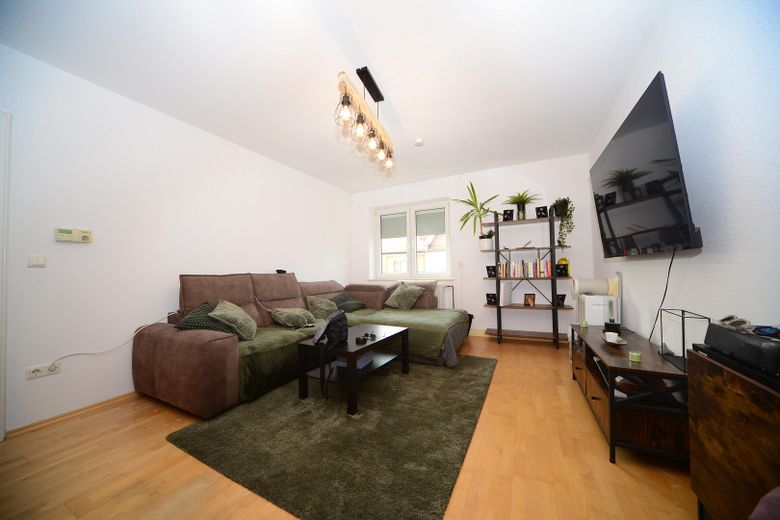 2 Zimmer Wohnung m. Echtholz Parkett EBK, ideal für Single oder Paar. 4. OG rechts – Wohnzimmer