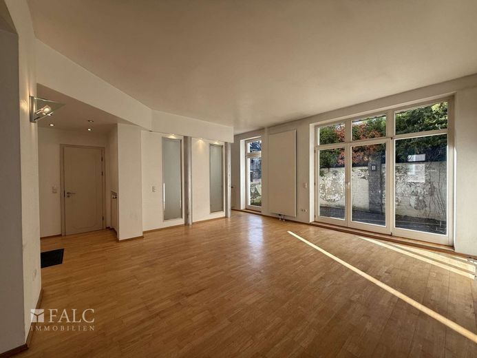 Rüttenscheider Perle: Souterrain-Wohnung. Platz, Lage und Komfort vereint – Wohnzimmer